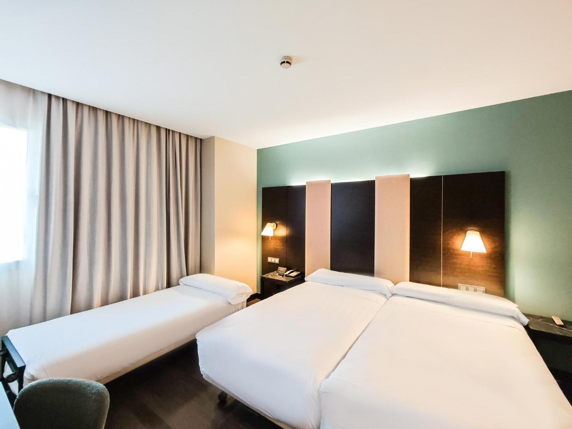 Azz Pamplona Norte Hotel Berriozar Exterior foto